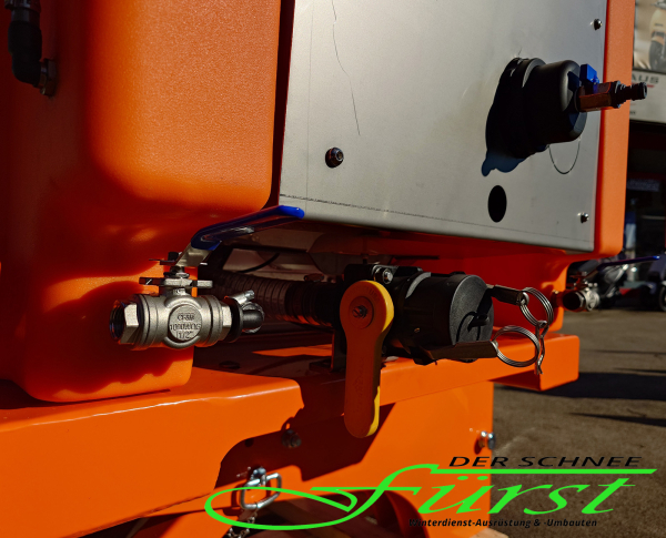 HILLTIP IceStriker 1150TR Traktoren-Kombistreuer in Orange mit Vorbefeuchtung, Streusymmetrieverstellung, Leerstandssensor und Beleuchtungskit